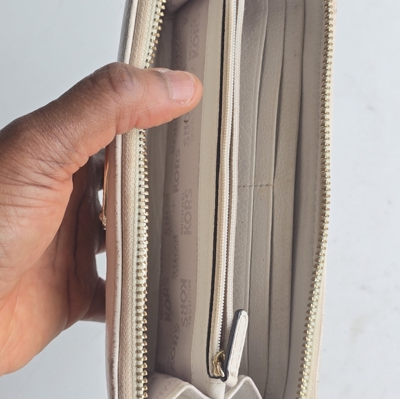 Michael Kors Wallet Womens White Gold Zip Around Logo Good Condition Flaw - Picture 12 of 13